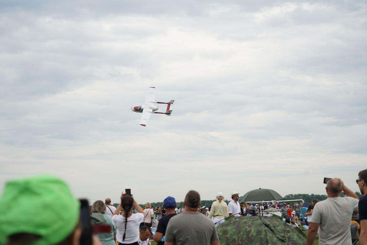 Фото В Новосибирске завершилось грандиозное авиашоу: завораживающие кадры самолётов и вертолётов в небе 33